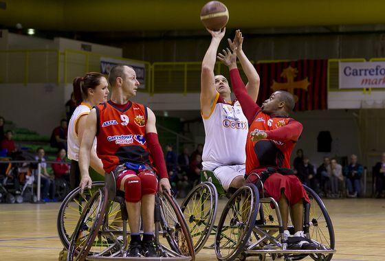 Tiro a canestro in una partita di basket a Roma