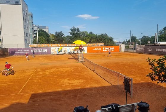 Partita di tennis su un campo in terra rossa