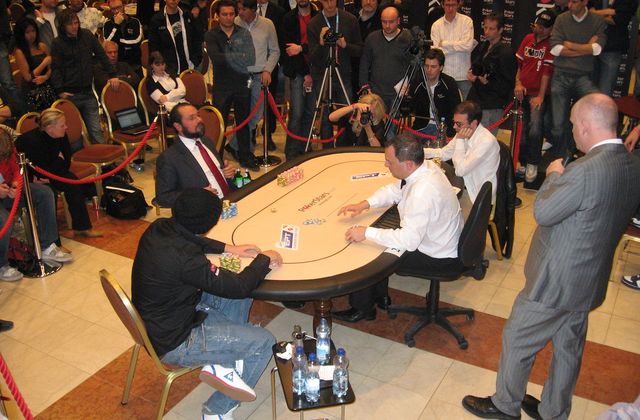 Tavolo finale di un torneo di poker con il pubblico intorno