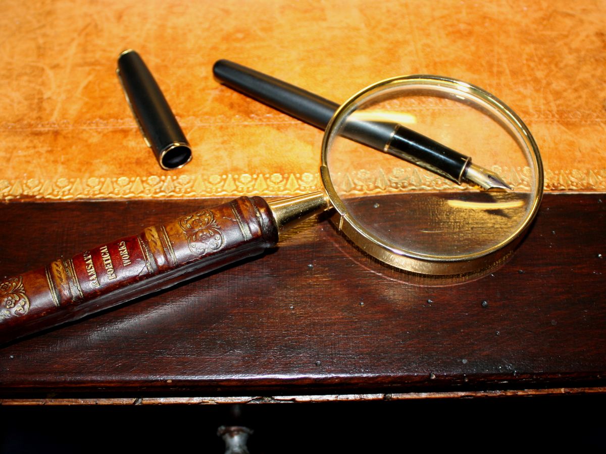 File:Magnifying glass on antique table.jpg